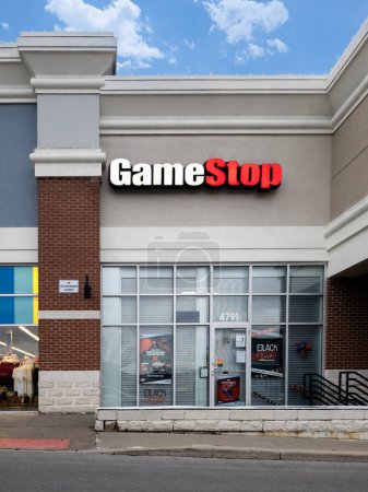 Foto de New Hartford, NY - 23 de noviembre de 2023: GameStop storefront, es un conocido videojuego estadounidense, electrónica de consumo, minorista de mercancías de juegos establecido en 1984 con más de 4800 ubicaciones a partir de 2021.. - Imagen libre de derechos