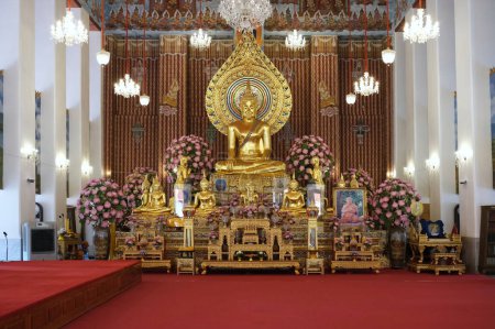 Téléchargez les photos : BANGKOK, THAÏLANDE - 21 FÉVRIER 2022 : Bouddha d'or Image dans l'église thaïlandaise de Wat Chana Songkhram Ratchaworamahawihan Temple où se trouve un temple célèbre en Thaïlande. - en image libre de droit