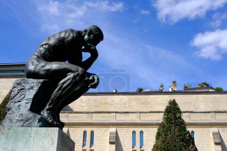 Foto de PARÍS, FRANCIA - 27 DE AGOSTO DE 2022: Estatua del Pensador con Fondo de Cielo Azul frente al Museo Rodin, París Francia. - Imagen libre de derechos