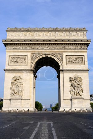 Téléchargez les photos : PARIS, FRANCE - 30 AOÛT 2022 : L'Arc de Triomphe de Paris au jour nuageux où se trouve un monument célèbre de Paris, France. - en image libre de droit