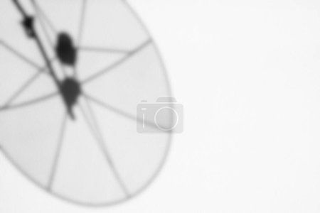 Foto de Sombra de plato satélite en la pared de hormigón blanco. - Imagen libre de derechos