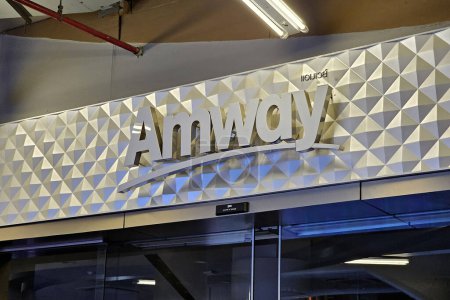Foto de BANGKOK, TAILANDIA - 03 DE OCTUBRE DE 2023: Señal Amway. Amway es una empresa estadounidense de marketing multinivel, fue fundada en 1959. - Imagen libre de derechos