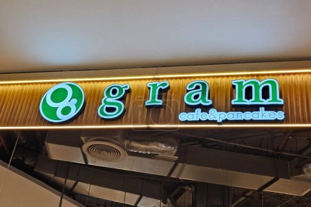 Téléchargez les photos : BANGKOK, THAÏLANDE - 17 AOÛT 2023 : Gram Cafe & Pancake Sign. Gram est célèbre café à crêpes japonais en Thaïlande qui a été fondée en Décembre 2014 à Osaka, Japon. - en image libre de droit