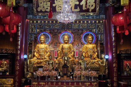 Foto de BANGKOK, TAILANDIA - 13 DE SEPTIEMBRE DE 2023: Antigua imagen dorada de Buda en el templo de Wat Mangkon Kamalawat en la ciudad de China, Bangkok, Tailandia. - Imagen libre de derechos
