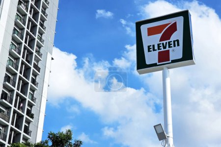 Foto de BANGKOK, TAILANDIA - 11 de octubre de 2023: 7-Eleven Sign. 7-Eleven es una cadena estadounidense de tiendas de conveniencia, fue fundada en 1927. - Imagen libre de derechos