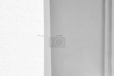 Téléchargez les photos : Mur en béton grunge blanc avec lumière naturelle et arrière-plan ombragé. - en image libre de droit