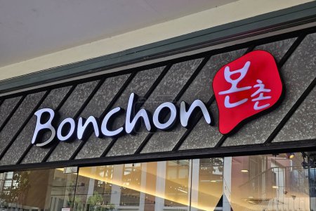 Foto de BANGKOK, TAILANDIA - 13 DE OCTUBRE DE 2023: Bonchon Sign. Bonchon Chicken es una franquicia internacional de restaurantes de pollo frito coreano, fundada en 2002. - Imagen libre de derechos