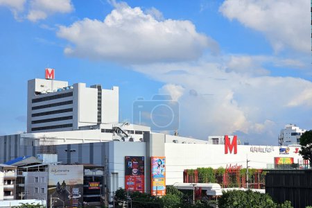 Foto de BANGKOK, TAILANDIA - 11 de octubre de 2023: The Mall Lifestore Thapra. Tha Mall es un famoso centro comercial en Tailandia, fue fundada en 25 Junio 1981. - Imagen libre de derechos