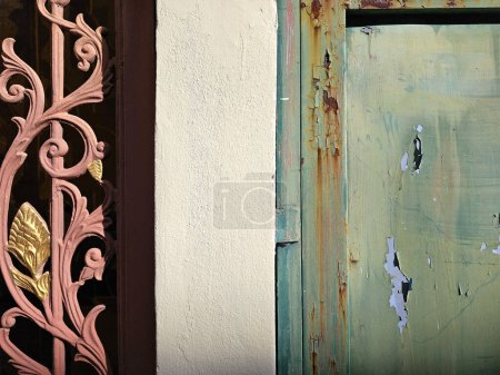 Téléchargez les photos : Polonais en béton avec la vieille porte verte en métal et la clôture en alliage. - en image libre de droit