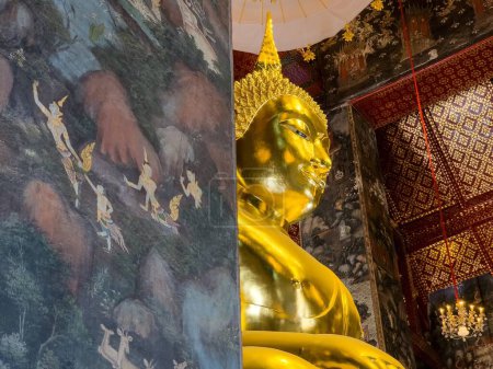 Foto de BANGKOK, TAILANDIA - 09 DE OCTUBRE DE 2023: Antigua imagen de Buda Dorado en el Templo Thepwararam Ratchaworamahawihan de Wat Suthat, Bangkok Tailandia. - Imagen libre de derechos