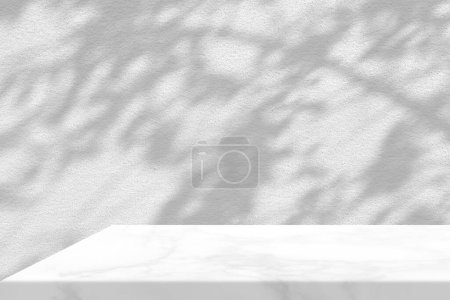 Foto de Esquina de mesa de mármol blanco mínimo con sombra de árbol en fondo de pared de hormigón, adecuada para el fondo de presentación de productos, pantalla y simulacro. - Imagen libre de derechos