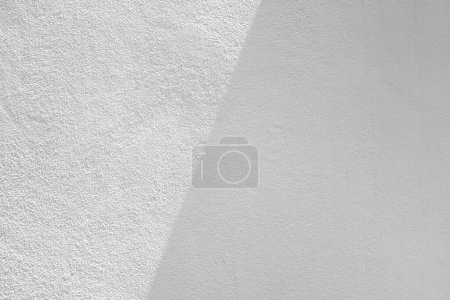 Foto de Pared blanca de estuco con sombra y haz de luz en superficie, adecuada para hacer desenfoque para multiplicar y superponer en la presentación del producto. - Imagen libre de derechos