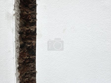 Téléchargez les photos : Découpe mur de béton pour la fixation mur cassé. - en image libre de droit