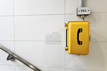 Téléchargez les photos : Cabine téléphonique d'urgence jaune à la station de métro. - en image libre de droit