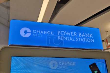 Foto de BANGKOK, TAILANDIA - 12 DE OCTUBRE DE 2023: ChargeSpot sign. ChargeSpot es una famosa estación de alquiler de bancos de energía, fue fundada originalmente en Hong Kong en 2017.. - Imagen libre de derechos