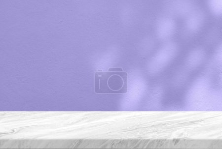 Foto de Mesa de mármol blanco con luz Bokeh sobre fondo de textura de pared de hormigón en tono azul mediano, adecuado para fondo de presentación de producto, pantalla y simulacro. - Imagen libre de derechos