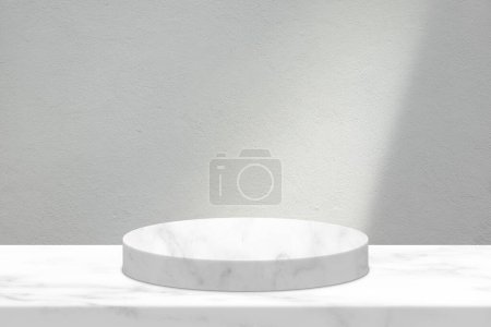Téléchargez les photos : Podium minimal de cylindre de marbre sur la table avec fond de texture murale en stuc blanc avec faisceau de lumière et ombre, adapté à la présentation du produit, à l'affichage et au maquillage. - en image libre de droit