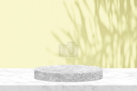 Téléchargez les photos : Podium minimal de cylindre de marbre sur la table avec lumière jaune stuc texture murale arrière-plan avec feuilles ombre, adapté pour la présentation du produit toile de fond, affichage et maquette. - en image libre de droit