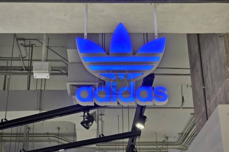 Téléchargez les photos : BANGKOK, THAÏLANDE - 31 OCTOBRE 2023 : Adidas Sign. C'est une corporation allemande de vêtements et chaussures de sport qui a été fondée le 18 août 1949.. - en image libre de droit