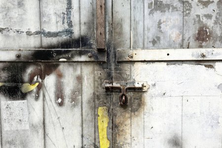 Téléchargez les photos : Ancienne porte en bois de l'entrepôt. - en image libre de droit