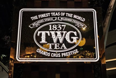Foto de BANGKOK, TAILANDIA - 31 de octubre de 2023: TWG Tea Sign. una cadena de casas de té de lujo de Singapur y una marca homónima de té artesanal, fue fundada en 2008. - Imagen libre de derechos