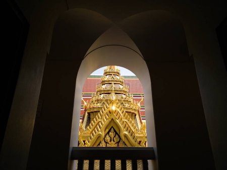 Foto de BANGKOK, TAILANDIA - 09 DE OCTUBRE DE 2023: Paisaje del tejado del templo de Loha Prasat desde el corredor, hito de Bangkok Tailandia. - Imagen libre de derechos