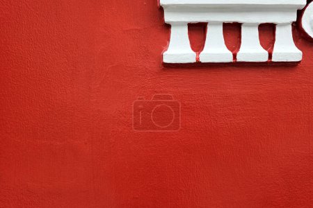 Foto de Mínimo hormigón de pintura blanca y roja con fondo de tubería de drenaje. - Imagen libre de derechos