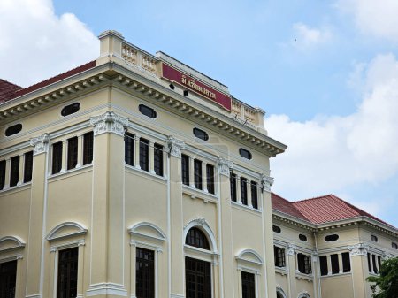 Téléchargez les photos : BANGKOK, THAÏLANDE - 13 SEPTEMBRE 2023 : Musée Siam avec un beau fond de ciel. Museum Siam est le premier musée national de découverte créé en 2007.. - en image libre de droit