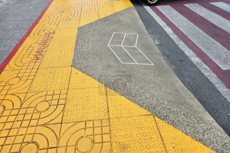 Téléchargez les photos : Rampe de trottoir inclinée en fauteuil roulant du passage pour piétons au sentier piétonnier. - en image libre de droit