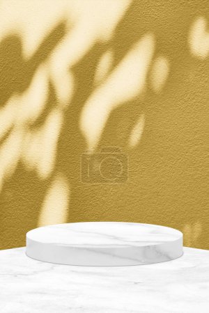 Foto de Mínimo cilindro de mármol Podio en tierra con fondo de pared de hormigón de oro Fortuna con sombra de hojas, adecuado para el fondo de presentación de productos, pantalla y simulacro para redes sociales o teléfono móvil. - Imagen libre de derechos