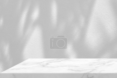 Foto de Esquina de mesa de mármol blanco mínimo con sombra de árbol en fondo de pared de hormigón, adecuada para el fondo de presentación de productos, pantalla y simulacro. - Imagen libre de derechos