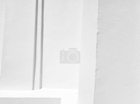 Foto de Pared de estuco blanco con luz natural y fondo de sombra. - Imagen libre de derechos