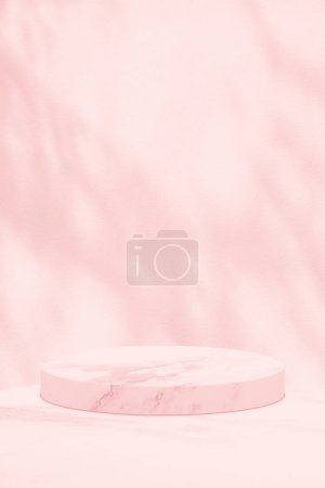 Téléchargez les photos : Cylindre en marbre Podium au sol avec fond mural en béton rose clair avec feuilles ombragées, adapté pour la présentation de produits toile de fond, affichage et maquette pour les médias sociaux ou téléphone portable. - en image libre de droit