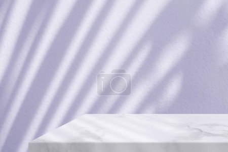 Téléchargez les photos : Coin de table en marbre blanc minimal avec ombre aux feuilles de palmier sur fond de mur en béton bleu clair, adapté à la présentation du produit, à l'affichage et au maquillage. - en image libre de droit