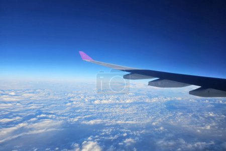 Foto de Ala de avión de cerca con hermoso fondo azul cielo. - Imagen libre de derechos