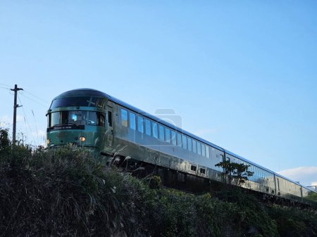 Téléchargez les photos : HITA, JAPON - 11 NOVEMBRE 2023 : Yufuin No Mori Train. C'est un train touristique reliant la gare de Hakata dans la préfecture de Fukuoka et Yufuin. - en image libre de droit