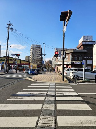 Foto de HITA, JAPÓN - 11 de noviembre de 2023: Encrucijada frente a la estación de Hita. Hita es una ciudad en la isla japonesa de Kyushu - Imagen libre de derechos