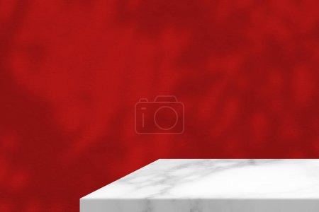 Téléchargez les photos : Coin de table en marbre blanc minimal avec ombre d'arbre sur le fond mural en béton rouge, adapté à la présentation du produit, à l'affichage et au maquillage. - en image libre de droit