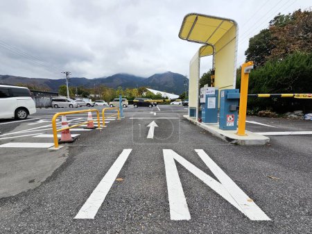 Téléchargez les photos : YUFUIN, JAPON - 12 NOVEMBRE 2023 : Service de parking à Yufuin. Yufuin est un monument célèbre dans le district d'Oita, au Japon. - en image libre de droit