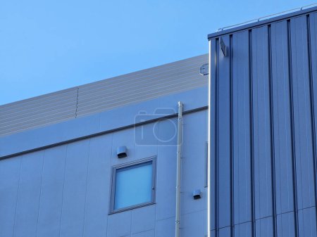 Téléchargez les photos : Bâtiment minimal avec fond bleu ciel. - en image libre de droit