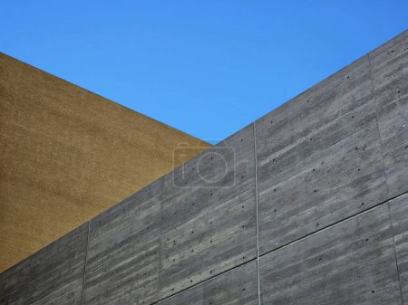 Téléchargez les photos : Bâtiment minimal avec fond bleu ciel. - en image libre de droit