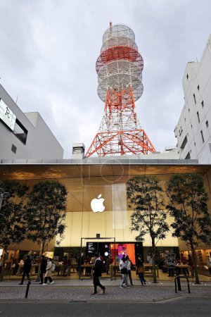 Téléchargez les photos : FUKUOKA, JAPON - 13 NOVEMBRE 2023 : Apple Store à Tenjin. Apple Inc. est une société multinationale américaine de technologie fondée le 1er avril 1976.. - en image libre de droit