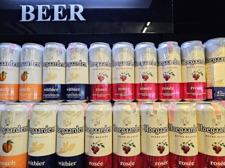 Téléchargez les photos : BANGKOK, THAÏLANDE - 23 NOVEMBRE 2023 : Bière Hoegaarden sur l'étagère du magasin. Hoegaarden Brewery est une brasserie à Hoegaarden, Belgique, a été fondée en 1966. - en image libre de droit