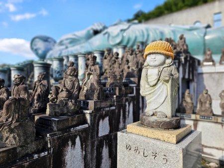 Téléchargez les photos : FUKUOKA, JAPON - 14 NOVEMBRE 2023 : Mignonne statue de moine en pierre au temple Nanzoin où se trouve le point de repère de Sasaguri, Fukuoka, Japon. - en image libre de droit