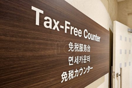 Téléchargez les photos : Comptoir libre d'impôt Signer en quatre langues. - en image libre de droit