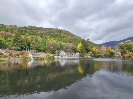 Téléchargez les photos : YUFUIN, JAPON - 12 NOVEMBRE 2023 : Lac Kinrin à l'automne. C'est un monument célèbre de Yufuin dans le district d'Oita, au Japon. - en image libre de droit