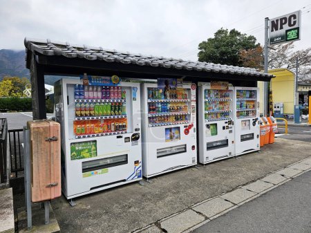 Téléchargez les photos : YUFUIN, JAPON - 12 NOVEMBRE 2023 : Distributeur automatique à Yufuin. Yufuin est une ville de l'île japonaise de Kyushu. - en image libre de droit