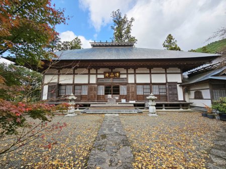 Foto de YUFUIN, JAPÓN - 12 de noviembre de 2023: Templo Bussanji. Es un hito de Yufuin. - Imagen libre de derechos