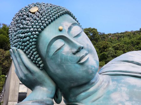 Téléchargez les photos : FUKUOKA, JAPON - 14 NOVEMBRE 2023 : Gros plan Big Reclining buddha image at Nanzoin Temple where is landmark of Sasaguri, Fukuoka, Japan. - en image libre de droit
