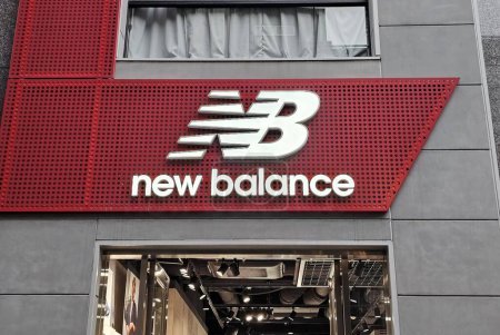 Foto de FUKUOKA, JAPÓN - 14 de noviembre de 2023: Señal de New Balance. New Balance es un famoso calzado deportivo, fue fundado en 1906. - Imagen libre de derechos